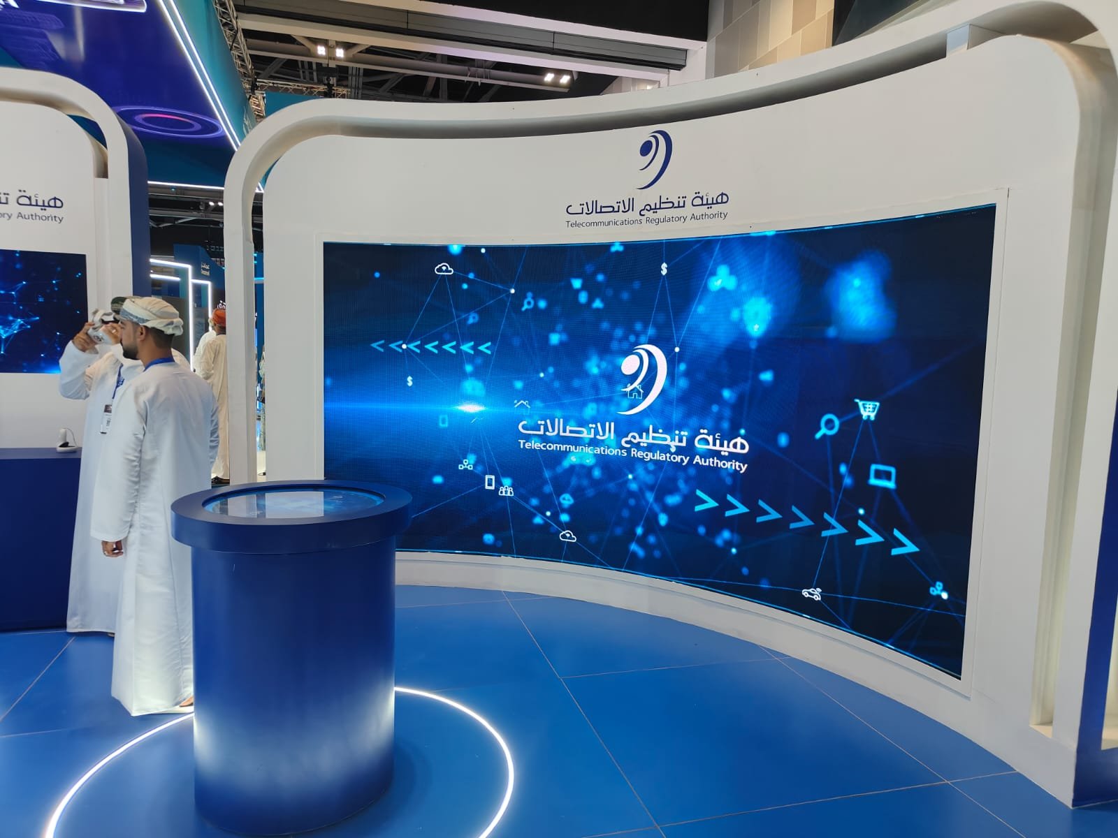 TRA curved LED experience with interactive table